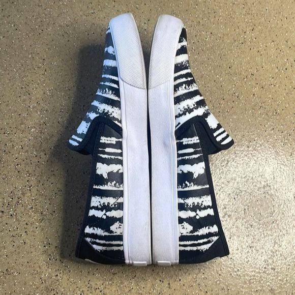Puma Soft Foam Black & White Abstract Striped Canvas Slip On Sneakers sz 8.5 - Picture 4 of 11